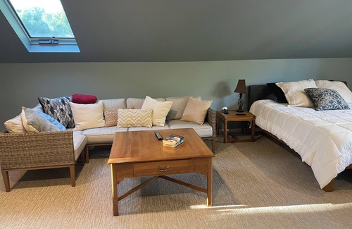 Colgate Apartment | Huge Loft by Pewaukee Lake