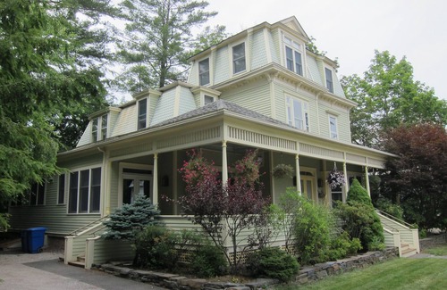 Williamstown House | Huge Luxe Williamstown Updated Victorian, All Ensuite Baths, Walk to Spring St!