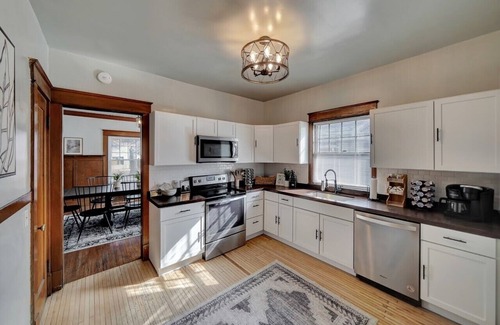 Near South House | 🍸🫒HUGE Luxurious 6BR+ Historic Gem by UNL Huskers: VRBO Lincoln NE - Pets OK