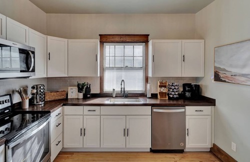 Near South House | 🍸🫒HUGE Luxurious 6BR+ Historic Gem by UNL Huskers: VRBO Lincoln NE - Pets OK
