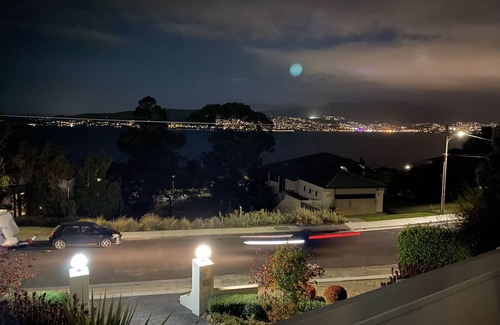 Howrah House | Huge luxurious Family home - Stunning Water Vista, 15 min from Hobart CBD