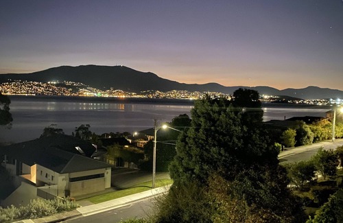 Howrah House | Huge luxurious Family home - Stunning Water Vista, 15 min from Hobart CBD