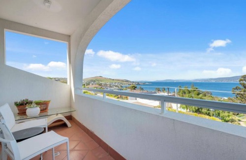 Howrah House | Huge luxurious Family home - Stunning Water Vista, 15 min from Hobart CBD