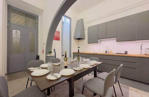 Erzsebetvaros Apartment | Huge Luxury 5 bedroom condo in central Budapest with A/C - Rose House
