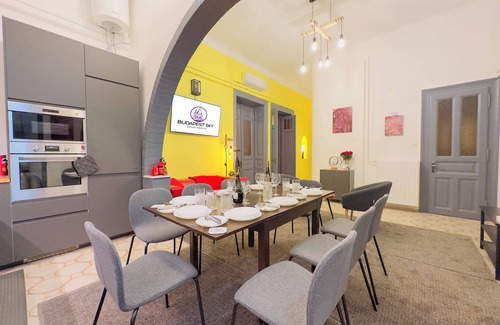 Erzsebetvaros Apartment | Huge Luxury 5 bedroom condo in central Budapest with A/C - Rose House