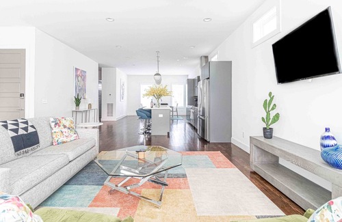 Berry Hill House | Huge Luxury Home with 7 Beds, Balcony & Fireplace