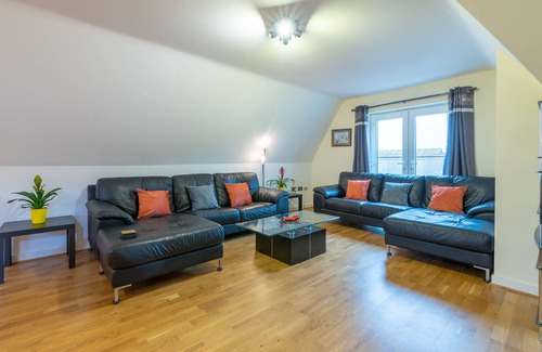 St Ives Apartment | Huge Luxury Modern Penthouse Apartment with King Size Bed
