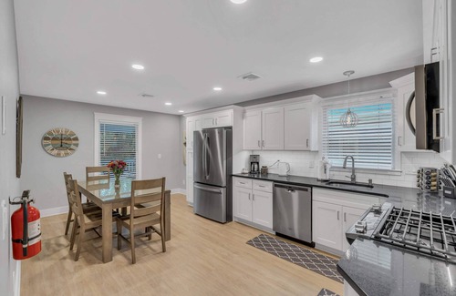 Asbury Park House | Huge Modern 4BR Apt. Porch&Parking, 2 Blks to Bch!