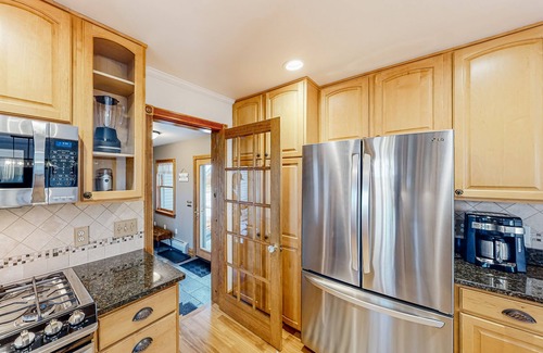 Mount Holly House | Huge Modern Estate w/hot tub, mountain views, minutes to Okemo
