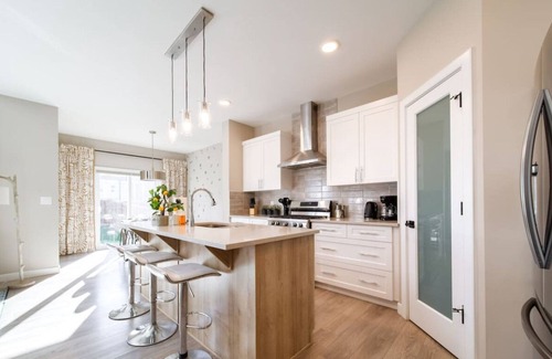 Southeast Edmonton House | Huge Modern Home | Sleeps 12 | Near Airport | Yard