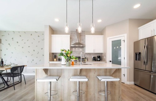 Southeast Edmonton House | Huge Modern Home | Sleeps 12 | Near Airport | Yard