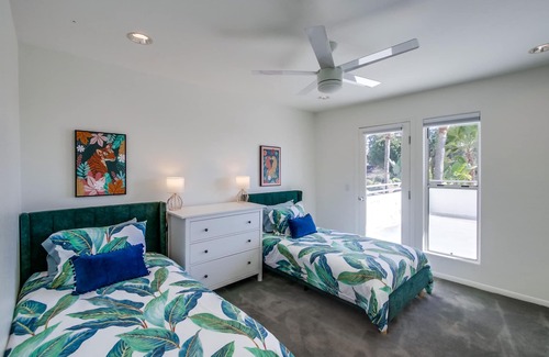 San Carlos House | HUGE modern home w/90s vibes! Pool+putt-putt+view