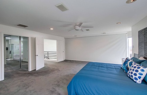 San Carlos House | HUGE modern home w/90s vibes! Pool+putt-putt+view