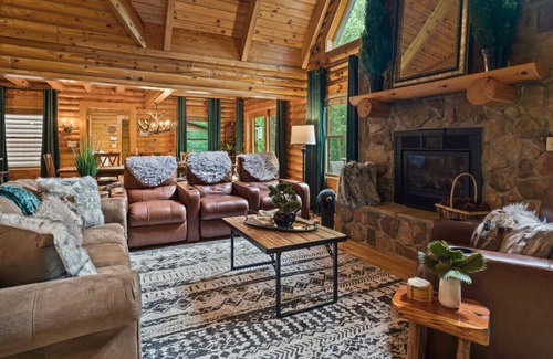 Skyland Cabin | HUGE Mtn Cabin Sleeps 16+ w/views