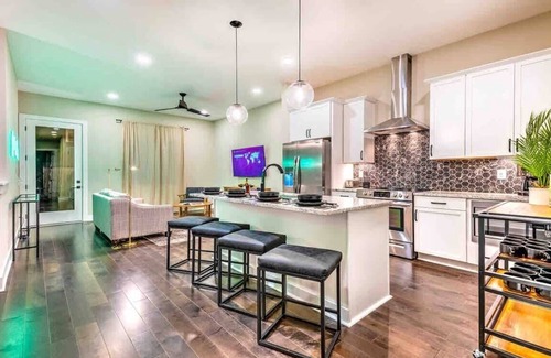 Nashville House | Huge New Luxury Home, 14 Beds, Hot Tub!