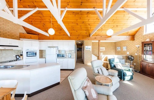 Yamba Apartment | Huge Ocean View apartment! Panoramic views.Wifi, linen, Smart TV+