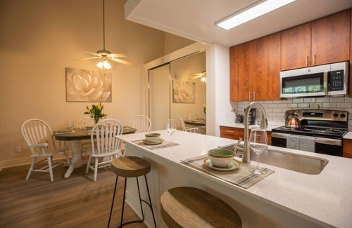 Ivey Ranch - Rancho Del Oro Apartment | Huge Oceanside 2BR Apartment|King & 2 Queen beds