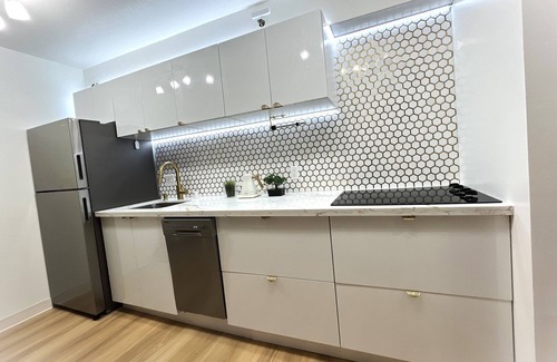 Waikiki Apartment | Huge Patio 1BR WasherDryer Free Parking 5 min to beach