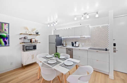 Waikiki Apartment | Huge Patio 1BR WasherDryer Free Parking 5 min to beach