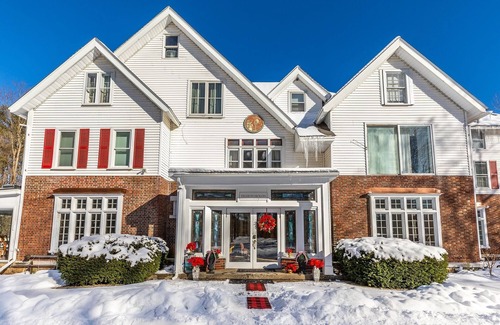 Manchester Center House | HUGE Private VT Mansion: 15 bedrooms, 12 bath, Sleep 34! Yoga retreats, corporate offsites, DIY weddings, family reunions, Dogs welcome