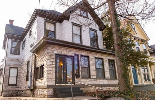 Highlands House | Huge Remodeled Home, Walk to Everything! 5 bedrooms/5 baths with patio and grill