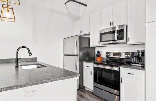 Downtown St. Louis Apartment | Huge Riverfront Loft - Walk to Conventions, Arch, Stadiums & Casino