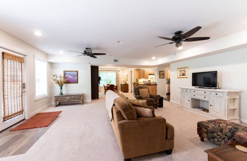 Fisherville Apartment | Huge ROMANTIC apartment for short or long stays