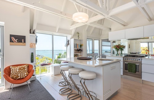 Mount Pleasant Apartment | Huge sea views, contemporary art collection,