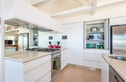 Mount Pleasant Apartment | Huge sea views, contemporary art collection,