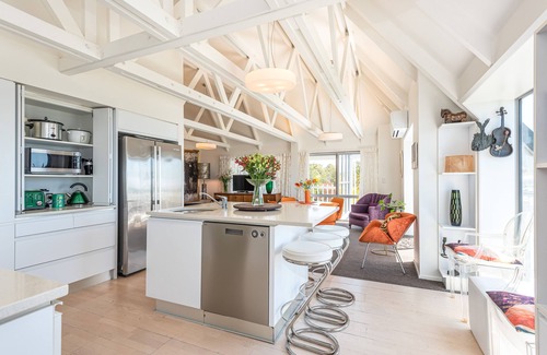 Mount Pleasant Apartment | Huge sea views, contemporary art collection,