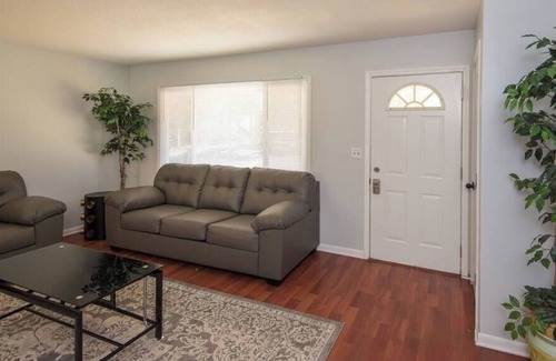 Berwick House | Huge & Spacious 4BR Home in the heart of DSM