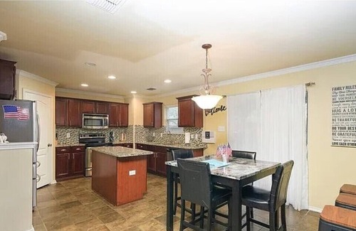 Southside House | Huge spacious home great for a San Antonio Getaway! 5 min from BMT grad!