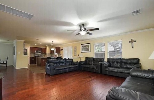 Southside House | Huge spacious home great for a San Antonio Getaway! 5 min from BMT grad!