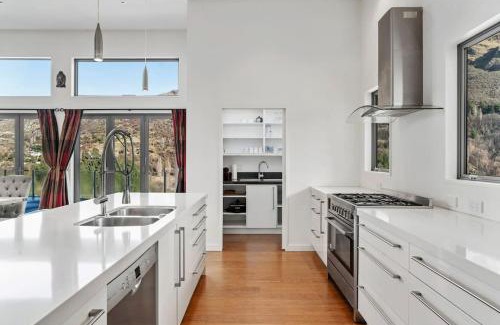 Arthur's Point House | Huge & Stylish on Shotover 4 Bedrooms
