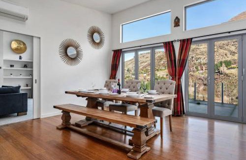 Arthur's Point House | Huge & Stylish on Shotover 4 Bedrooms