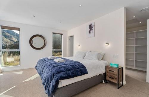 Arthur's Point House | Huge & Stylish on Shotover 4 Bedrooms