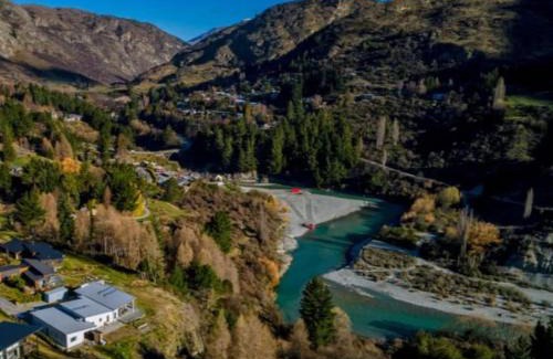 Arthur's Point House | Huge & Stylish on Shotover 4 Bedrooms