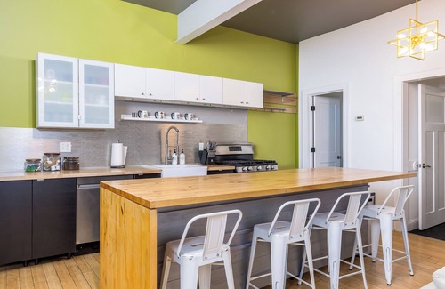 Macalester - Groveland House | HUGE & Sunny 16 Bed Home~Arcade~ Event Space~Theatre, in the BEST Location!