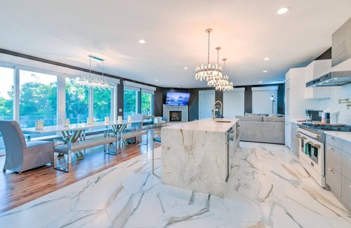 Katie Hill Neighborhood House | Huge Ultimate Lux! 16 Beds-Hot Tub & Elevator!