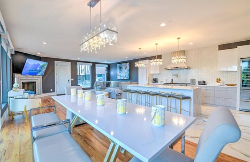 Katie Hill Neighborhood House | Huge Ultimate Lux! 16 Beds-Hot Tub & Elevator!