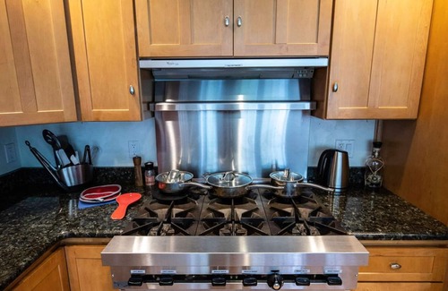 Alamosa House | Huge Upscale Alamosa Home with Hot Springs Admission Included for up to 10!