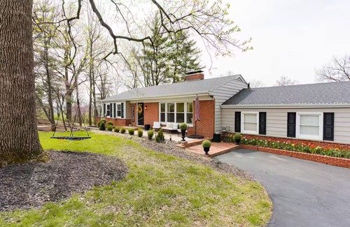Des Peres House | Huge yard - 10 min walk to shops & restaurants