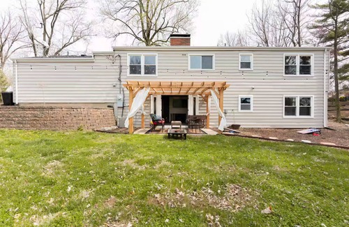 Des Peres House | Huge yard - 10 min walk to shops & restaurants