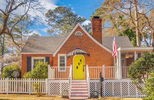 Terry Sanford House | Huge Yard & Central Location! Maverick's Getaway