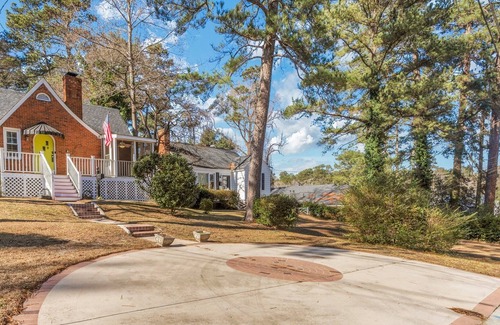 Terry Sanford House | Huge Yard & Central Location! Maverick's Getaway