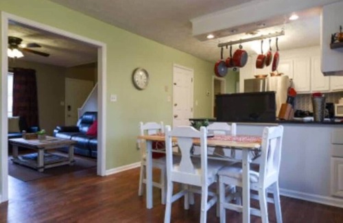 Athens House | Huge Yard & Mins to UGA - The Glory Glory Doghouse