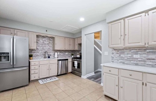 St. Charles House | Huge Yard + Patio + King | LCP Collection