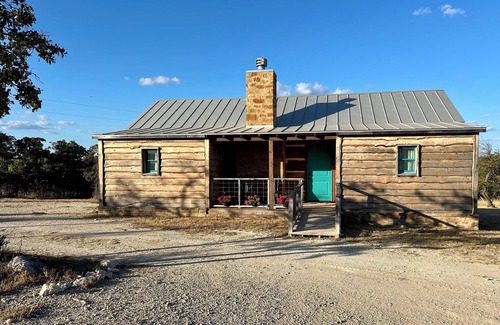 Fredericksburg Cabin | Hugh house, a charming cabin overlooking Elm Creek with views!