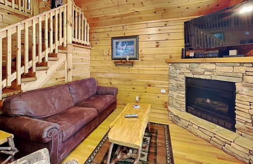 Black Bear Falls Cabin | Hugs 'N Kisses