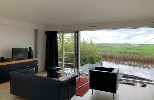 Zaandam House | Huisje aan het water, omgeving Amsterdam